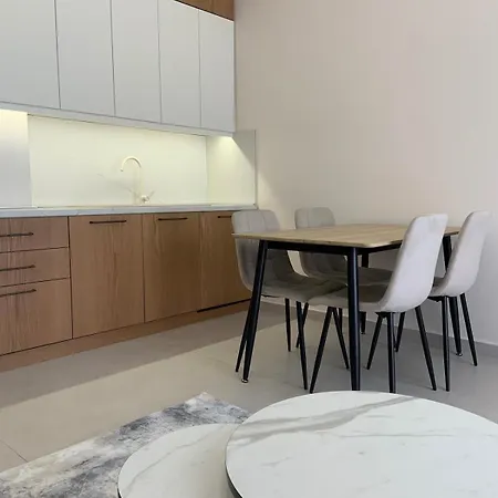 New Apartment, 15 Mins From The Airport
